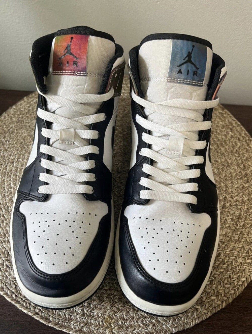 Size 9.5 - Air Jordan 1 SE Mid Heat Reactive - Color Change.